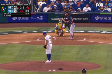 Druw Jones réussit un doublé RBI sur un ballon au sol au milieu pour égaliser le match pour les Pays-Bas