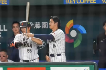 Shohei Ohtani aide Munetaka Murakami dans sa position avant de remporter un grand chelem