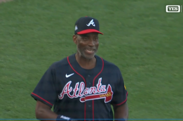 (Point culminant) Les managers du match des meilleurs espoirs entre les Yankees et les Braves se rencontrent avant le match. Aaron Bossi surprend Fred McGriff en révélant une chemise Fred McGriff sous son maillot des Yankees