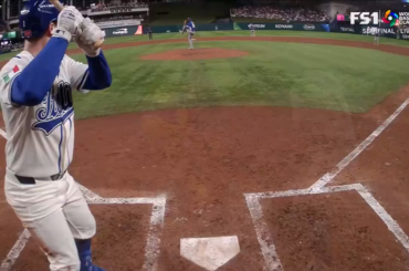 POV de l'arbitre du marbre Jérémie Rehak après avoir été touché par une balle rapide de 98 mph au masque après que le receveur William Contreras ait été croisé