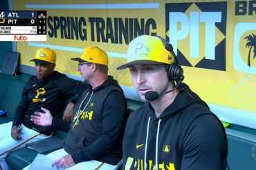 (Point culminant) L'entraîneur des lanceurs des Pirates, Bill Murphy, donne une interview en direct pendant le match et son enthousiasme ne peut être contenu