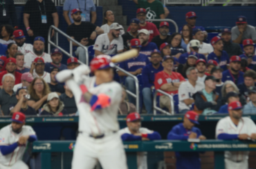 Bobby Witt Jr. est trop LISSE en bref, capturé sur le terrain !