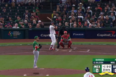 (Point culminant) Manny Barreda bloque les bases chargées d'un retrait au bâton de Cal Raleigh