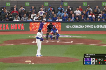 Cody Ponce se blesse en tentant d'aligner un ballon au sol lors de son premier match en MLB depuis 2021