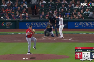 (Point culminant) Trayce Thompson réalise un attrapé ridicule pour priver Will Smith d'un circuit et maintenir le score à 1-0 en Grande-Bretagne