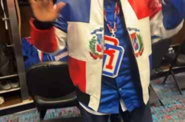 Le premier HoFer dominicain Juan Marichal dansait dans le club-house de la République dominicaine après le match