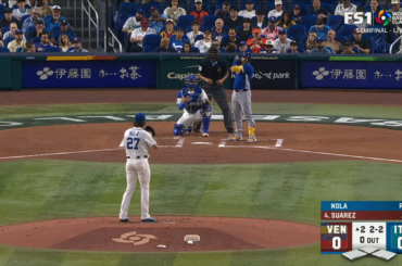 (Point culminant) Eugenio Suarez appelle le temps, mais l'arbitre ne le permet pas, il revient dans la surface et reste en vie en commettant une faute sur le terrain