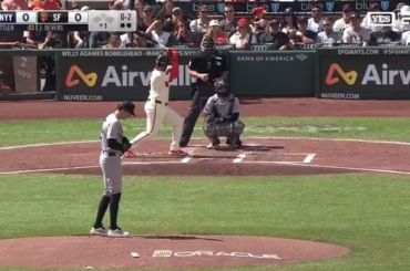 Cam Schlittler avec un joli plomb peint de 99 mph pour retirer Devers, appelé à l'origine une balle mais contesté par Wells