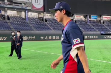 (Classique mondiale de baseball) Hyeseong Kim a rendu hommage à cette journée des fans en lui offrant une balle de baseball après l'incroyable victoire de l'équipe coréenne.