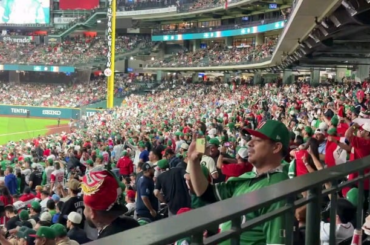 La foule pro-mexicaine de 36 380 personnes au parc Daikin chante Tragos Amargos avant le match WBC contre le Brésil. Le Mexique gagnerait 16-0, le plus grand nombre de points de tout le tournoi.