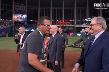 (Point culminant) L'équipe du Venezuela reçoit ses médailles d'or après avoir battu l'équipe des États-Unis 3-2 en WBC