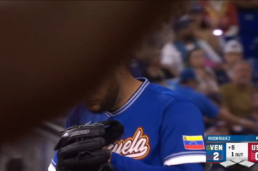 (Point culminant) Eduardo Rodriguez part sous une ovation debout des supporters de l'équipe vénézuélienne après avoir lancé 4,1 manches sans but.
