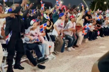 À quel point les Dominicains sont-ils passionnés par le baseball ? : Le maire de Saint-Domingue et ses supporters célèbrent le match contre la Corée sur la promenade de la ville