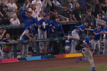 (Point culminant) L'équipe du Venezuela et Eugenio Suárez célèbrent après avoir pris une avance de 3-2 contre les États-Unis en 9e