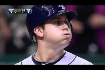 28/09/11 – Evan Longoria quitte les Yankees à la 12e manche du dernier match de la saison pour envoyer les Rays à la wild card.