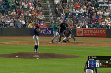 Cole Young démolit son 2ème Home Run du match, celui-ci à 478 pieds à droite pour en faire 20 points dans la nuit pour Seattle