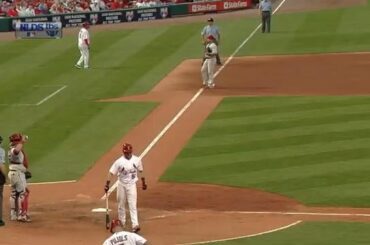 (Point culminant) Un écureuil traverse le marbre juste après que Roy Oswalt ait lancé un lancer à Skip Schumaker