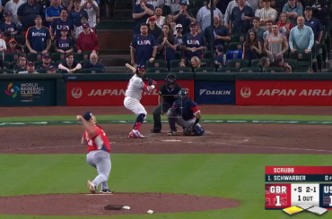 (Point culminant) Kyle Schwarber en ÉCRASE un pour donner la tête à l'équipe américaine