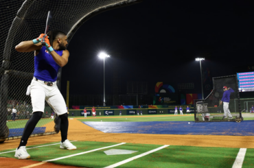 Fernando Tatis Jr. prend quelques BP de nuit pour l'équipe DR
