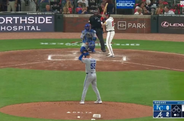 (Pitching Ninja) Salvy enseigne à Doug Eddings le bas de la zone de frappe. Encore et encore et encore et encore. Mais Eddings refuse d'apprendre.