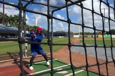 Le manager de la République Dominicaine 🇩🇴, Albert Pujols, prend quelques élans lors de l'entraînement d'équipe d'aujourd'hui