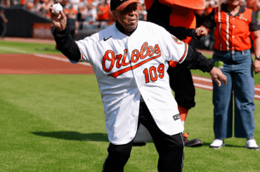 Les Orioles ont demandé à Arthur Green, 109 ans, de lancer le premier lancer de cérémonie le jour de l'ouverture.