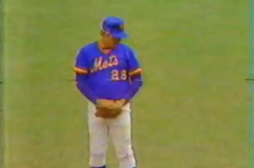 (Point culminant) Willie Mays, 50 ans, parcourant quelques kilomètres pour réaliser une belle prise lors du Old Timers Game de 1981
