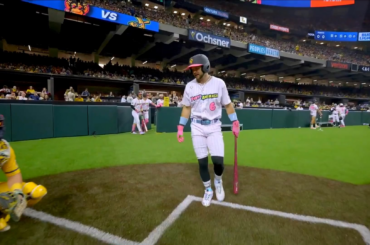 Le receveur Savannah Bananas se voit offrir une poignée de main