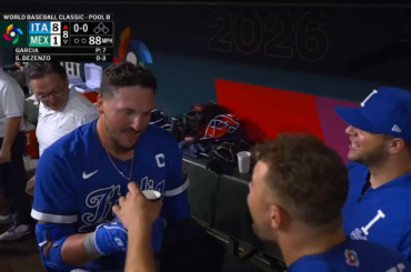 Vinnie Pasquantino participe désormais au premier match à 3 circuits ET à 3 tirs expresso de l'histoire de la World Baseball Classic.