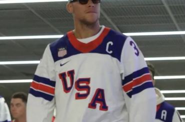 Les États-Unis arrivent à la finale WBC en portant les maillots utilisés par l'équipe de hockey masculin des États-Unis.
