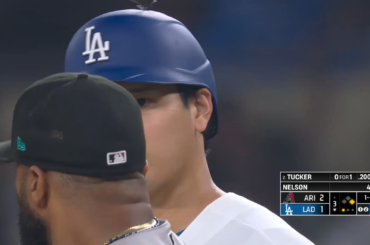 Carlos Santana aide Shohei Ohtani avec ses cheveux qui dépassent du casque