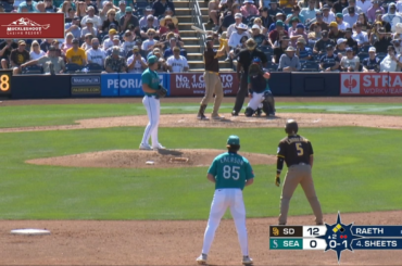 (Point culminant) Un tonnerre d'applaudissements alors que Spencer Packard attrape le ballon pour terminer la deuxième manche, où les Padres avaient marqué 12 points