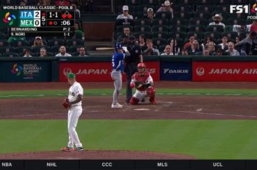 (Point culminant) L'équipe d'Italie exécute avec succès le suicide squeeze pour remonter 3-0 en début de 5e.