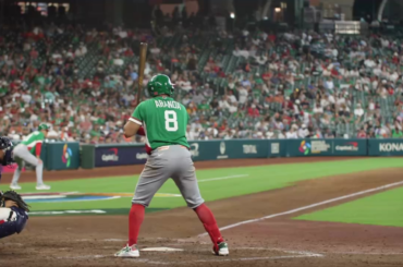 Jonathan Aranda donne le feu vert à trois points de l'équipe mexicaine, capturé sur le terrain !