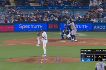 Alex Vesia complète le 7e sans but et reçoit un Standing O de la part de la foule du Dodger Stadium