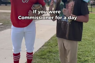 Miles Mikolas sur ce qu'il ferait s'il était commissaire pendant un jour : "Les gars qui échouent aux tests PED, peuvent peut-être leur faire porter un chapeau d'une couleur différente ou mettre un écusson sur leur maillot. Rappelez simplement à tout le monde qu'ils ont été malhonnêtes."