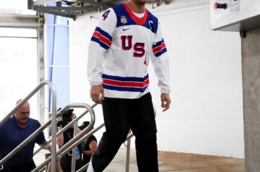L'équipe américaine porte les maillots de l'équipe olympique masculine de hockey des États-Unis 2026 avant la finale WBC de ce soir