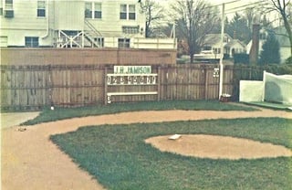 Terrain de Wiffle Ball dans l'arrière-cour des années 1980