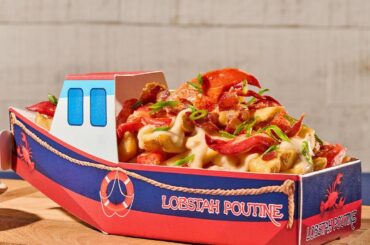 (MLB) Les Red Sox serviront de la « Lobstah Poutine » à Fenway Park cette année ! Cette nourriture approximative comprend des frites croustillantes, de la chair de homard, de la chaudrée de palourdes et du bacon croustillant, le tout servi dans un homard personnalisé.