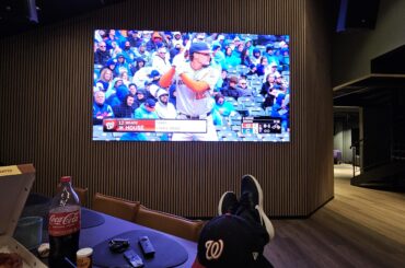 Ne pas pouvoir y aller en personne en tant qu'Européen, c'est nul, mais un écran de 12 pieds aide un peu !