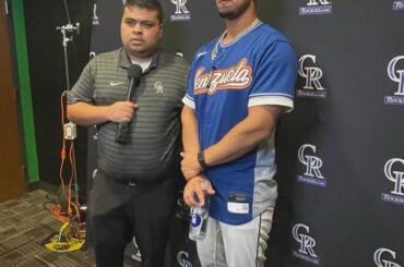 (Lyon) Ezequiel Tovar est de retour avec les #Rockies après avoir remporté la Classique mondiale de baseball avec le Venezuela. Est-ce qu'il porte son maillot depuis trois jours ? "Oui. Et s'ils me donnent la permission, je le porterai toute la semaine."