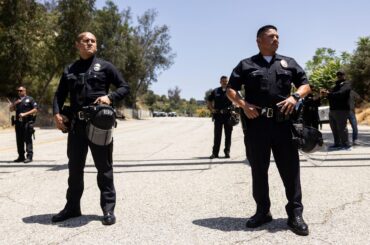 «Nous avons peur.» Les joueurs latino-américains sont à cran alors que les tactiques ICE s'intensifient. "Eugenio Suárez a déclaré qu'il devait lui-même suivre sa procédure de citoyenneté américaine en décembre jusqu'à ce qu'il soit informé que sa demande était annulée. Sa femme, qui est également originaire du Venezuela, avait déjà rempli la sienne."