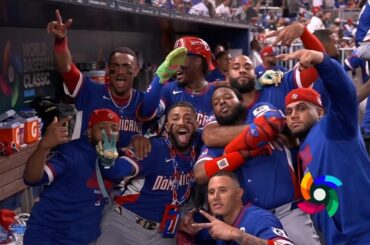 Équipe de République Dominicaine après le home run de 3 points de Fernando Tatis Jr