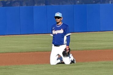 Andrés Giménez arrive au camp d'entraînement de printemps des Blue Jays avec son maillot du Venezuela