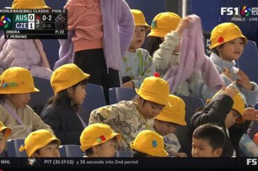 Un groupe d'élèves du primaire en excursion au Tokyo Dome pour regarder le WBC, avec de petits chapeaux jaunes pour s'identifier