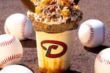 Les Diamondbacks lancent un « Take Me Out to the Ballgame Shake » cette saison à Chase Field ! Ce shake au caramel salé est accompagné de crème fouettée, de biscuits sandwich au beurre de cacahuète, de barres Kit Kat et de Cracker Jacks.