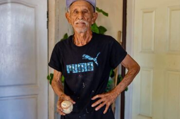 Guadalupe Sánchez, qui aura 90 ans cette année, a lancé un match sans coup sûr dans une ligue de baseball à Mexicali, au Mexique. Il n'a accordé qu'un seul but sur balles en quatrième manche et aucun autre coureur. Il dit qu'il envisage de continuer à jouer au baseball jusqu'à sa mort.