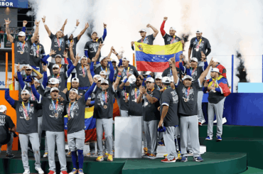 Question d'un non-Vénézuélien : J'ai remarqué que le drapeau hissé par les joueurs lors de la cérémonie WBC et brandi par de nombreux fans a 7 étoiles, alors que le drapeau officiel 🇻🇪 en a 8. Y a-t-il une signification derrière cela ?