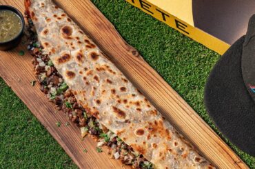 En termes de nourriture du stade, les Marlins introduisent désormais « la machette », une tortilla de farine faite maison de deux pieds de long, grillée avec de la mozzarella fondue et des fromages d'Oaxaca, de la carne asada de style fritanga, de la sauce au poivre guajillo, de la salsa verde et de la coriandre. Livré également dans son propre étui de transport.