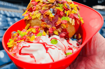 Les Phillies présentent leur nouveau "Schwarbomb Sundae". Il s'agit d'un mini casque rempli de glace molle et surmonté d'une fraise frite en entonnoir. Sauce aux fraises fraîches et incrustables et morceaux de céréales fruités.